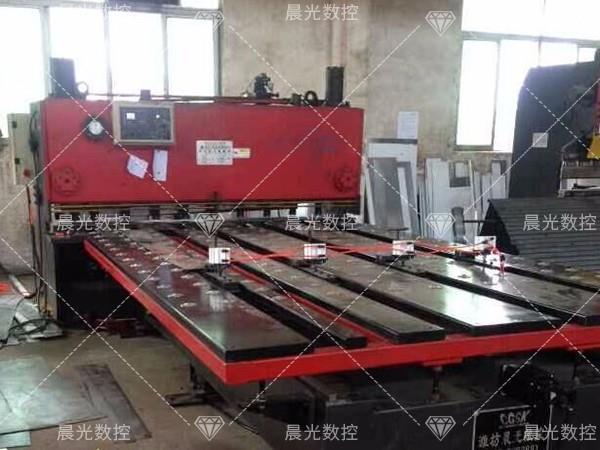 數(shù)控剪板前送料機(jī)有哪些優(yōu)勢？